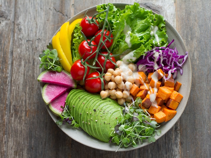 Bowl de alimentos frescos y naturales — alimentación holística